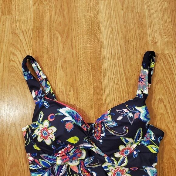 Anne Cole Holiday Twist-Front Underwire Tankini - Picture 3 of 12